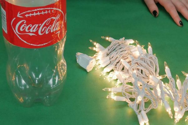 Зачем совать елочную гирлянду в пластиковую бутылку
