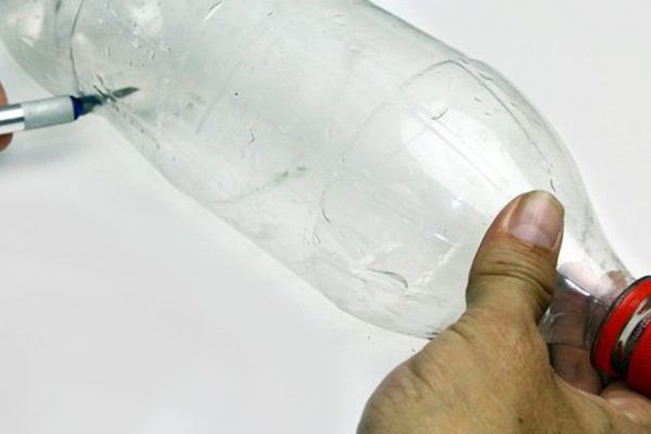 Разобрала свой склад пластиковых бутылок и без труда украсила дом к Новому году, никто даже не догадается