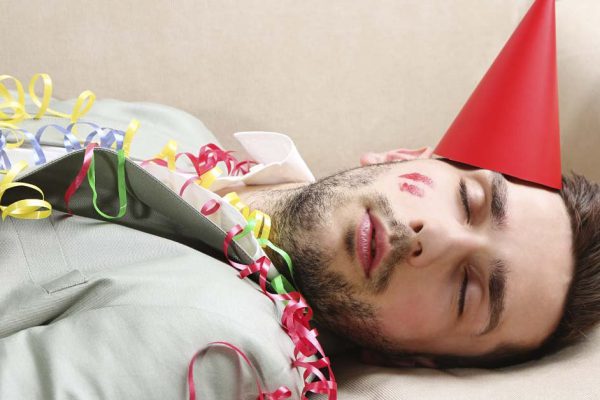 Кому из знаков зодиака Бык не велит увлекаться напитками в новогоднюю ночь