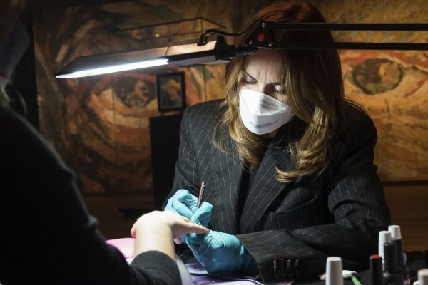 По какой причине музеи и театры в Нидерландах на один день превратились в парикмахерские и спортзалы