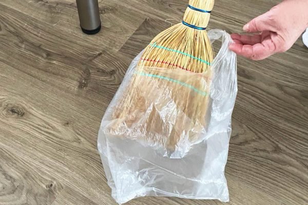 Зачем надевать пакет на веник и как это должно помочь в уборке, совет ловкой бабули