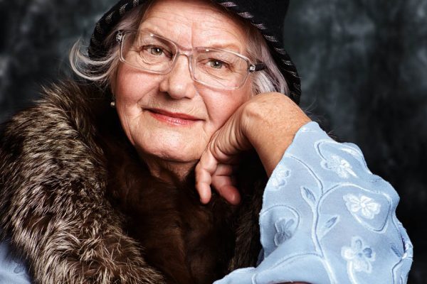 Все в парикмахерской хохотали, когда бабушка показала, какую стрижку хочет сделать, она ушла в слезах