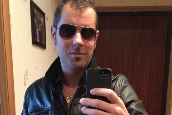 Зять злобно зашипел, увидев моего итальянского мужа, попросил переписать дом на дочь