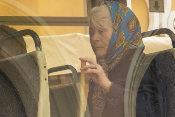 Сомнительного вида парни зашли в автобус и начали грубить бабушке, но одному из пассажиров было что сказать обидчикам