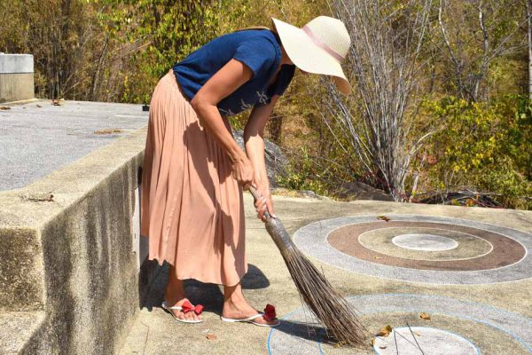 Свекровь поучает, что молодая невестка должна всё терпеть