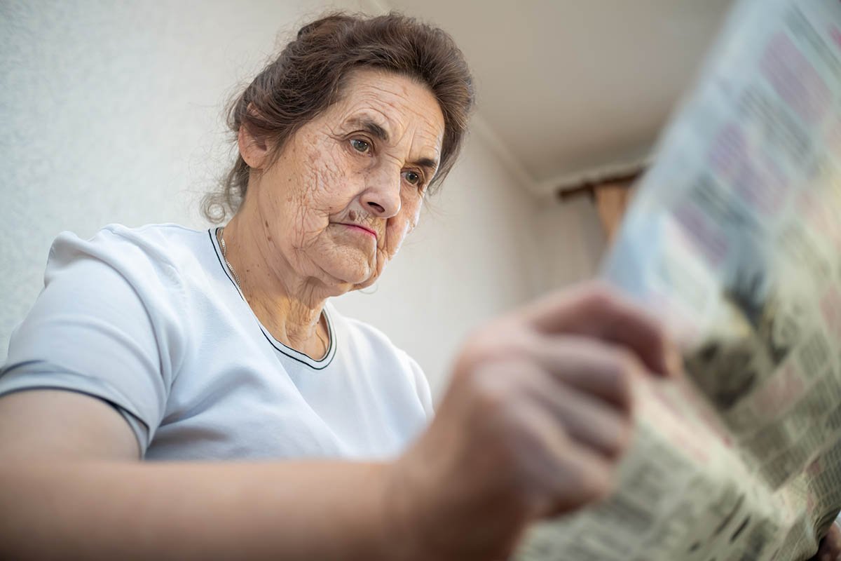 бабушка читает газету