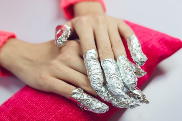 Подруга-маникюрша рыдает украдкой, ведь клиентки перестали делать гель-лак, она терпит убытки