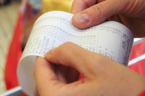 Почему нужно забирать чек после покупок на кассе