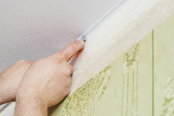 Когда сняли натяжные потолки, стало легче дышать и гораздо уютнее в квартире