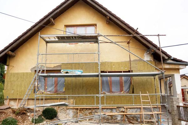 Опытный строитель рассказал, какие досадные ошибки можно совершить при утеплении дома и нужно ли оно вообще