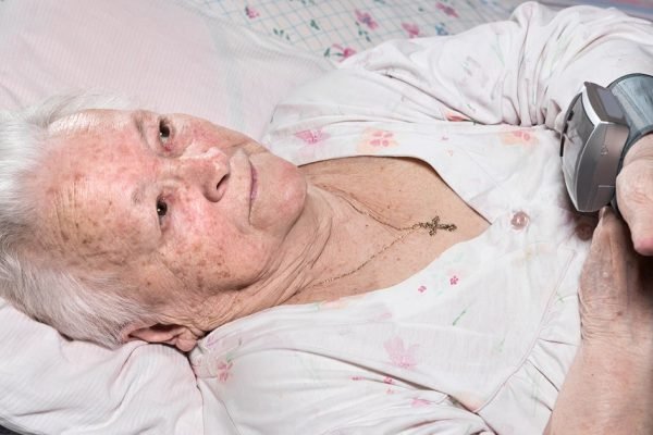 Сын и дочь не ухаживали за лежачей бабушкой, но требуют наследство