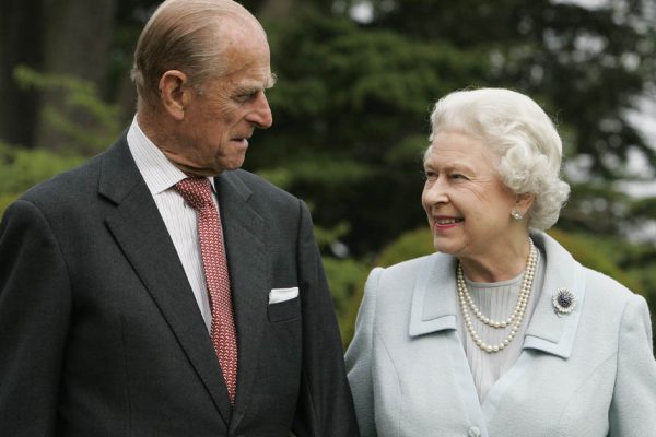 Почему королева Елизавета и ее супруг Филипп привились от COVID-19, отбросив все страхи и сомнения