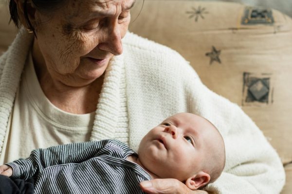 Нужно ли оставлять детей с бабушкой