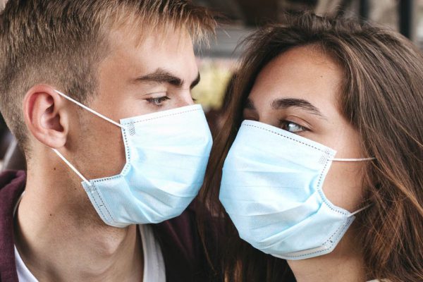 Датские ученые выяснили, нужно ли носить маску на улице