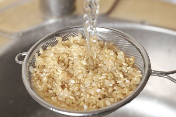 Узбекская бабушка учит, почему нельзя промывать рис перед приготовлением плова