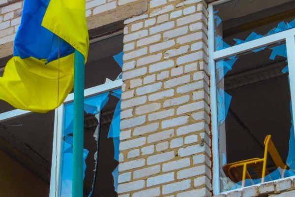 Военный эксперт рассказал, нужно ли закрывать окна во время обстрела