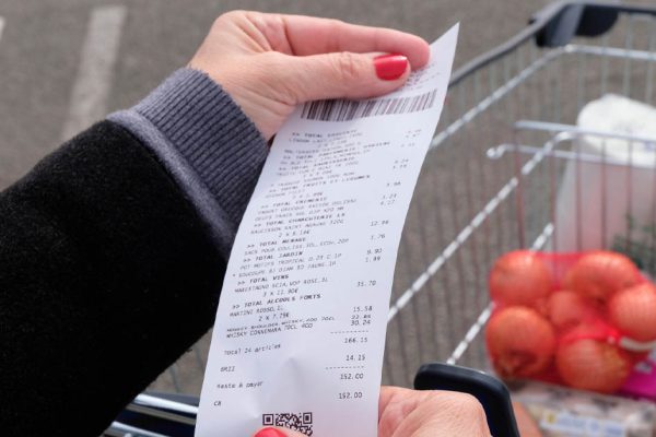 Ушлый кассир прятал оставленные квитанции в карман, с их помощью он обманул магазин на тысячи долларов