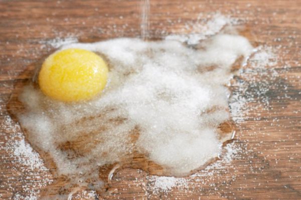 10 крутых житейских трюков: теперь ты в курсе, что сделать с яйцом, упавшим на пол!