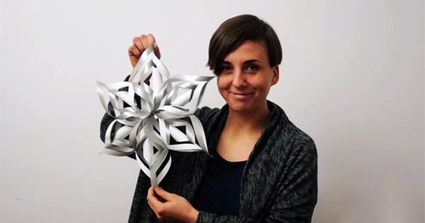 Объемная снежинка. Сделать ее не сложнее, чем обычную, а выглядит намного эффектнее!