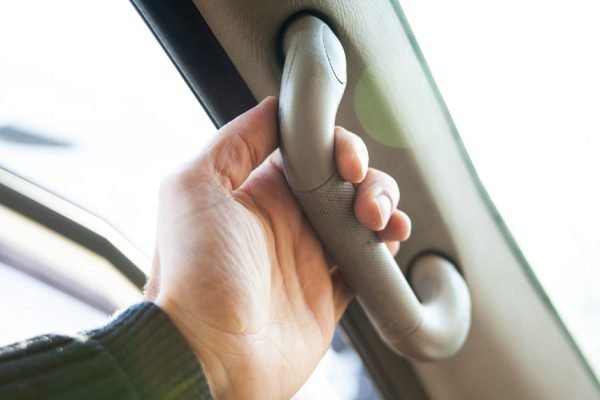 Не все знают, какую именно функцию выполняет эта ручка над дверью машины, это тебя удивит