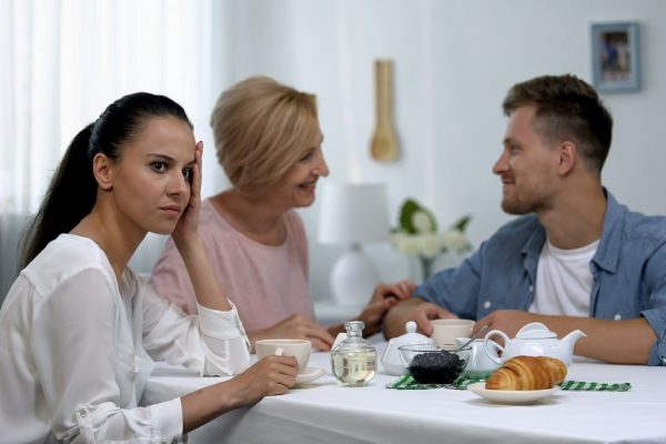 Позвонила сватье и сказала, что нужно срочно покупать детям квартиру, ведь без нашей помощи дети ни на что не способны