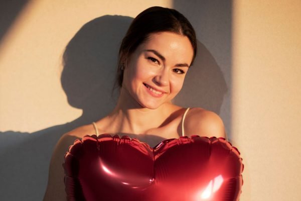 Сестра постоянно поливала моего мужа грязью, но сейчас всё магическим образом изменилось