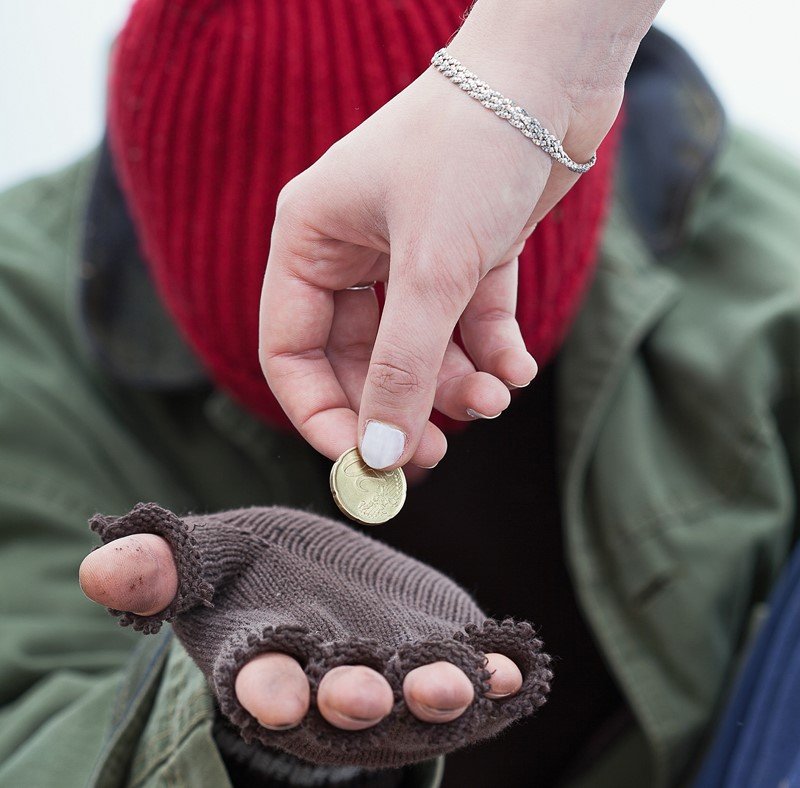 подавать милостыню это