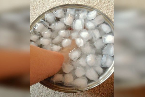 Она окунула ноги в таз с ледяной водой. Узнав о причине, делаю так регулярно!