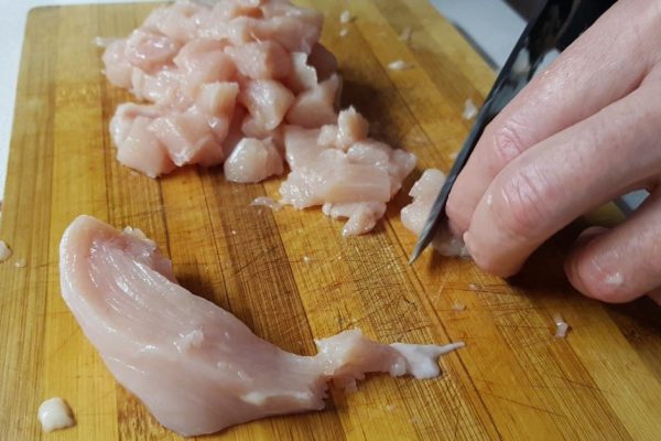 Уже лет 7 заставляю магазинную курочку плавать в соленой воде и только потом готовлю, по-другому нельзя