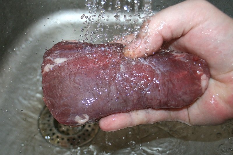 мыть мясо