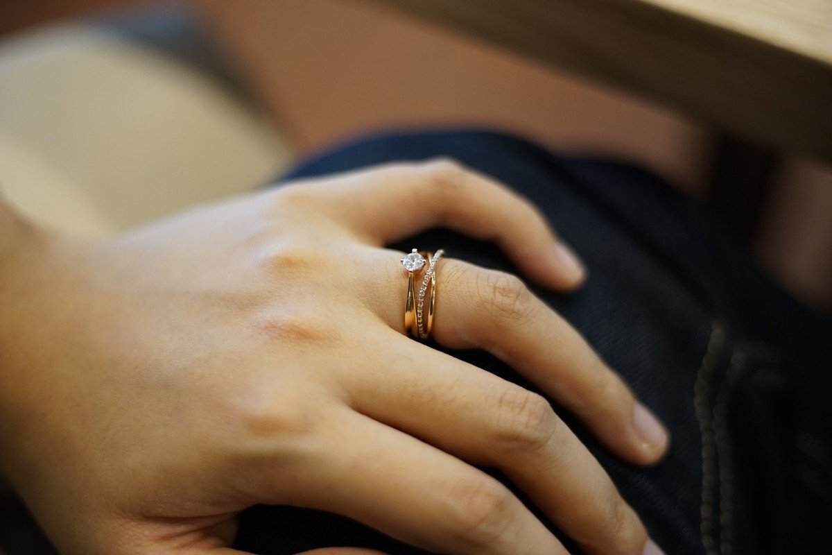 Что делать с обручальным кольцом после развода: нужно ли его хранить
