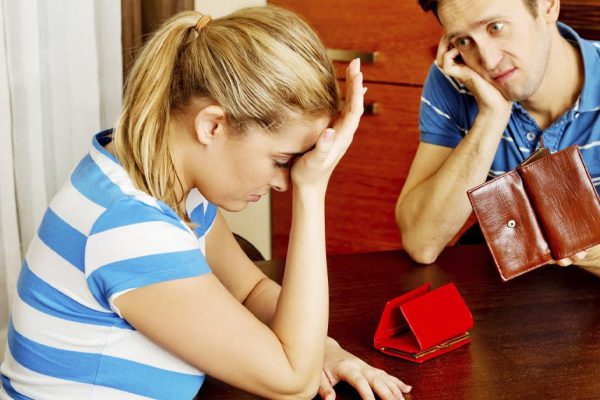 Муж обвиняет меня в том, что я трачу деньги из семейного бюджета на пустяки, но я не согласна