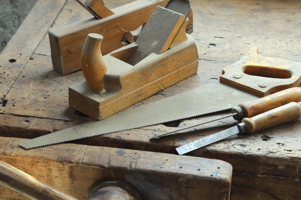 Жена требует лобзик и рубанок к 8 Марта в подарок, ее вдохновляет рукастая подруга