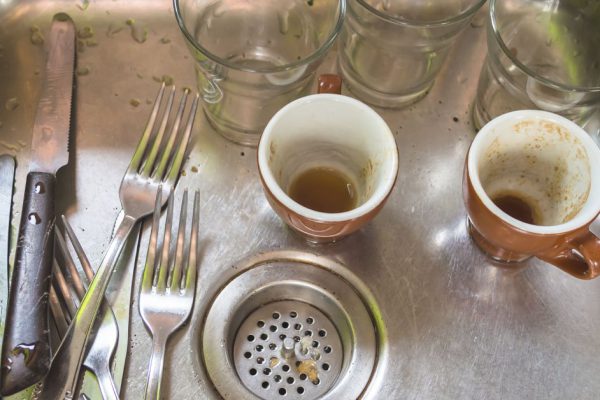 Что делать, если невестка в декрете совсем забросила мужа, не стирает ему и не готовит