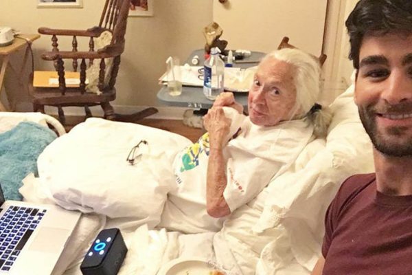 Молодой парень забрал 89-летнюю соседку в свой дом, потому что не мог спокойно спать, зная, что она живет в одиночестве