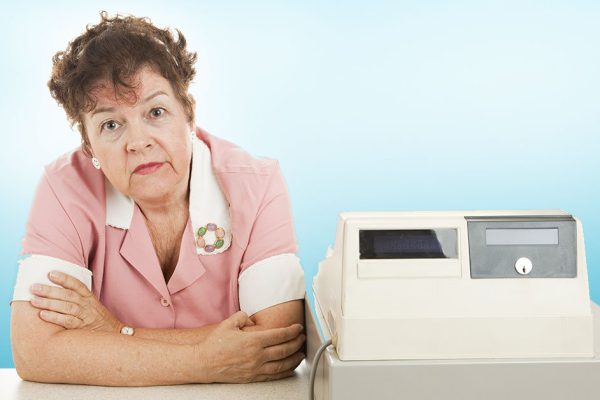 По какой причине продавец огрызается и портит настроение покупателю