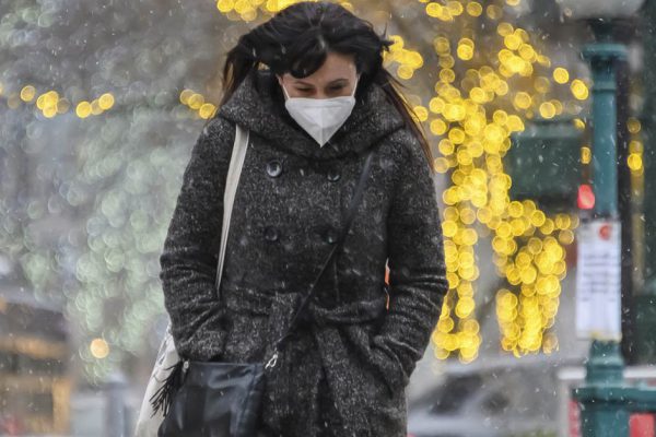 Специалист объясняет, почему нельзя носить маску на улице в мороз