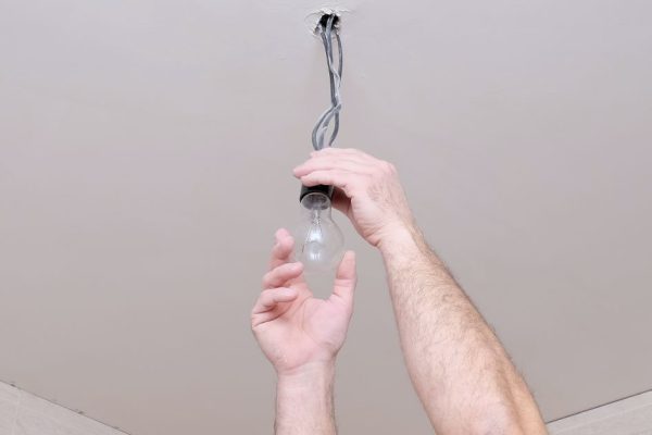 Свекровь тайно поменяла все светодиодные лампочки в доме, решили выяснить, для чего она это сделала