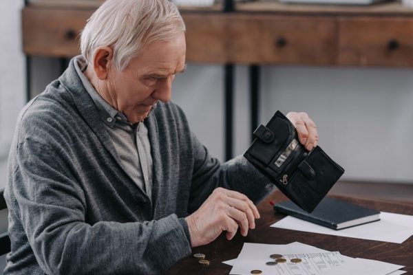 Одинокий старик платил детям за шумные игры рядом с его домом