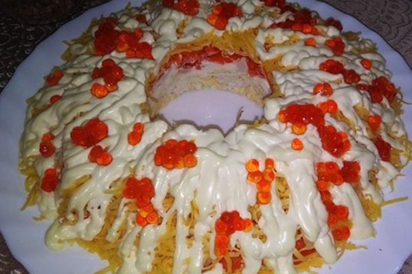 Пока гости обсуждают сериал, выношу салат с кальмарами, «Морскую пену» разметают вмиг