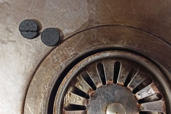 С вечера кладу таблетку активированного угля в раковину и отправляюсь спать, утром наблюдаю приятные перемены