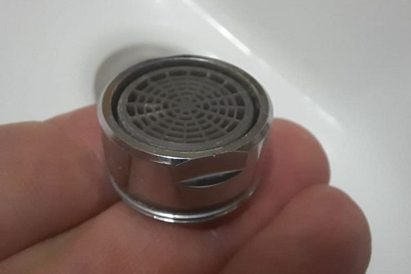 Чистим кран от налета и водного камня за пару минут, вода больше не брызгает во все стороны, фея чистоты довольно отдыхает