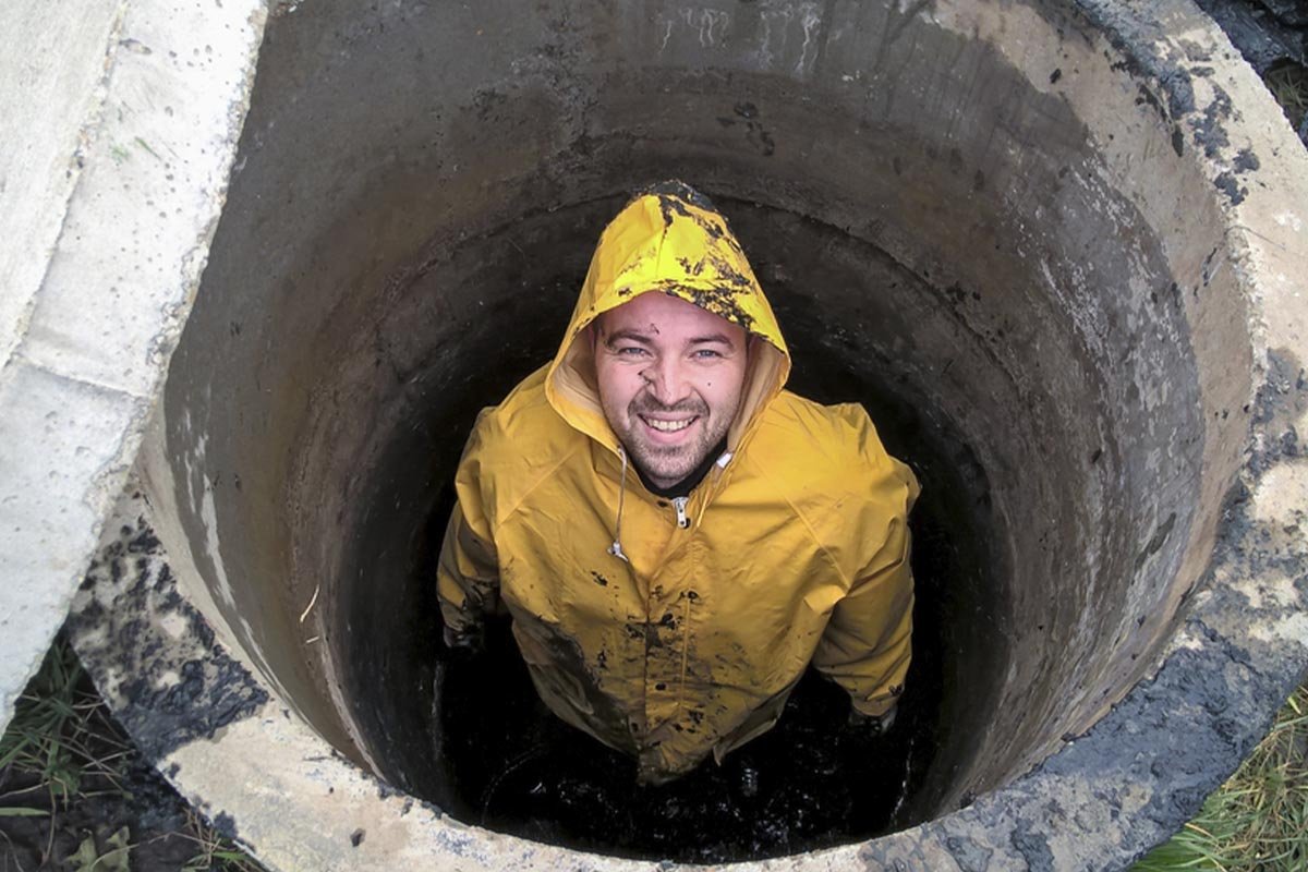 Мужчина, с которым я работал на стройке, рассказал, что сделать, чтобы выгребную яму больше не пришлось откачивать