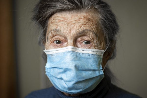 Женщина разозлилась на старушку за то, что та задерживает очередь, но пенсионерка не стала молчать в ответ