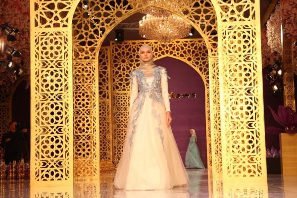 Закрытые женственные наряды на смену ультрамини… Платья дочери Кадырова завораживают!