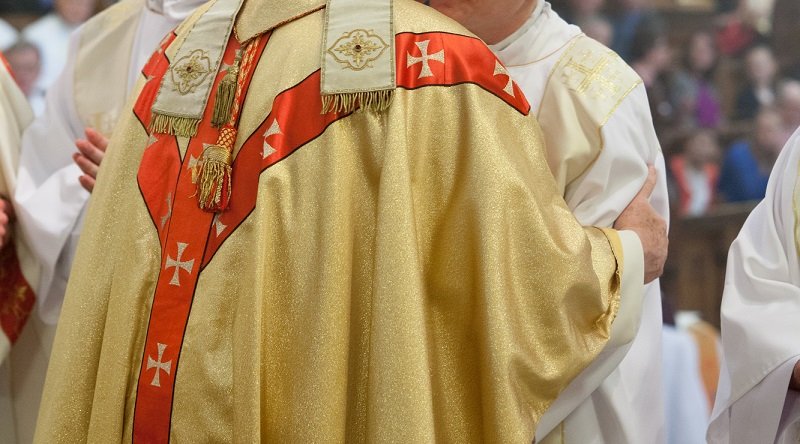 Свастика на одежде священников фото