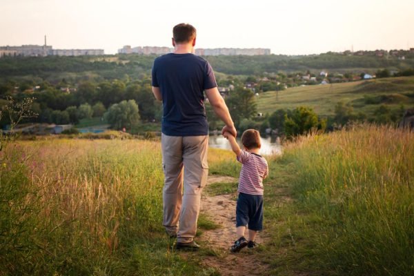 Мужчина прижал сына к себе и заплакал, малыш не понимал, что происходит, и взглядом искал маму
