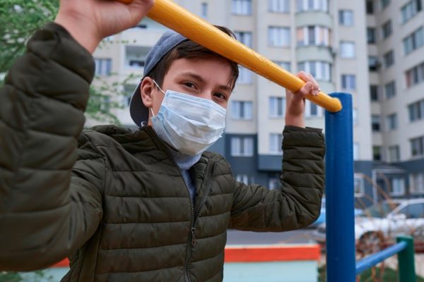 Одинокий подросток: что делать, если замечаешь ребенка одного поздним вечером