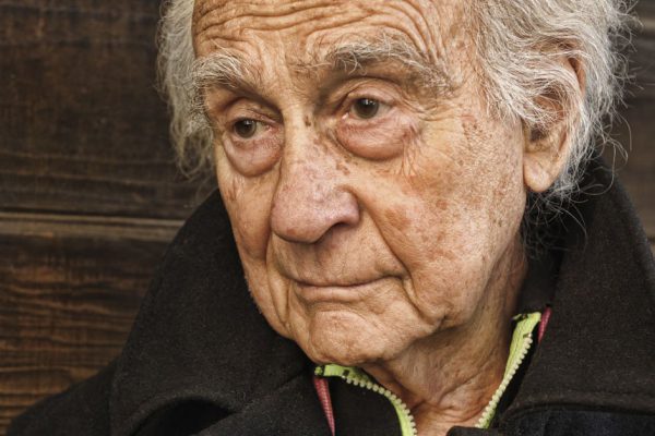 Соседи всеми силами пытались выжить одинокого старика, но однажды произошло нечто неожиданное