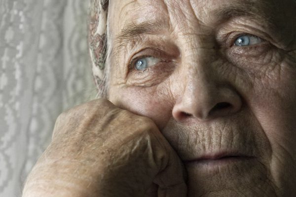 Грустная рождественская история о матери, которую дети запихивают в последний автобус